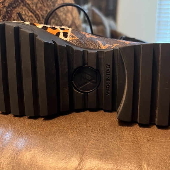 I am selling Louis Vuitton shoes for $500, They are a size 6.5 in women’s. - Picture 3 of 4